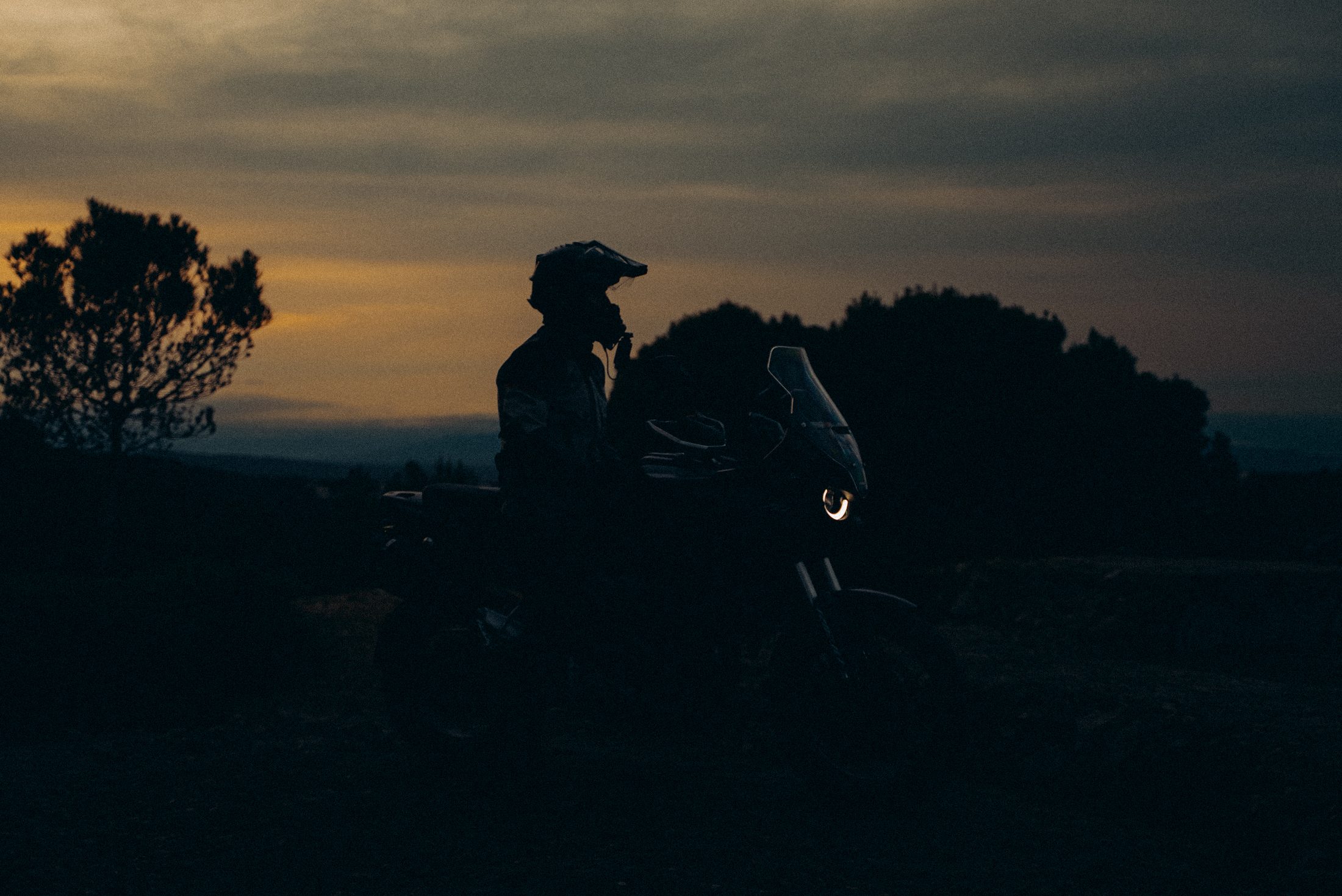 Jordi con la moto al atardecer