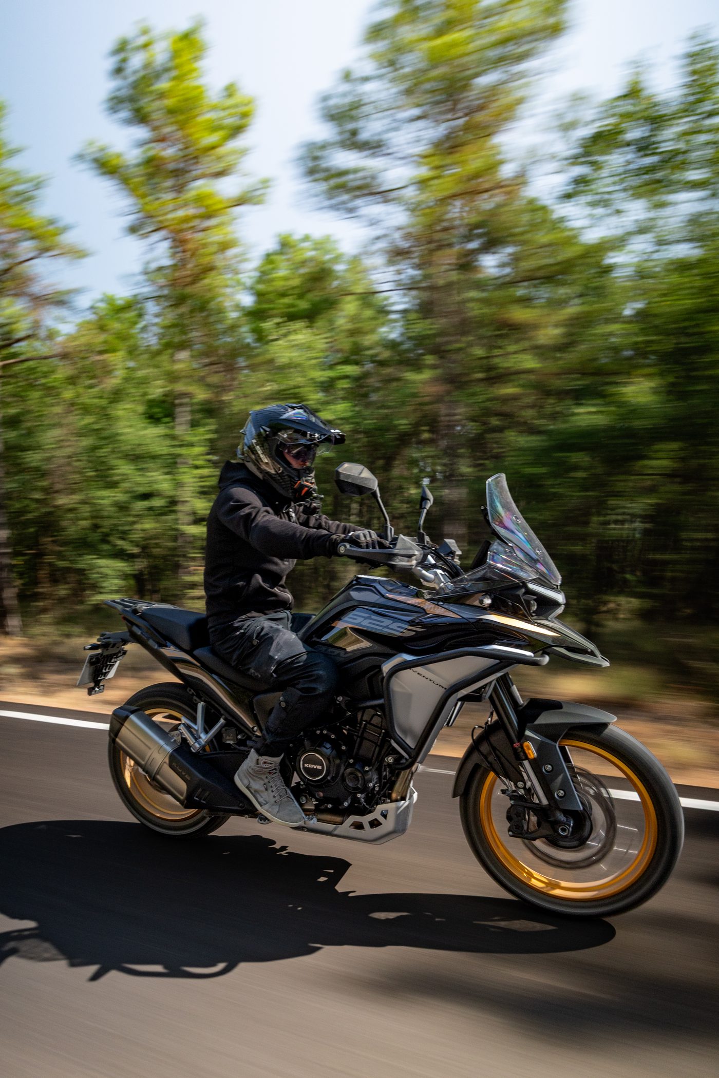 Jordi rodando con la KOVE 625X Pro en carretera forestal