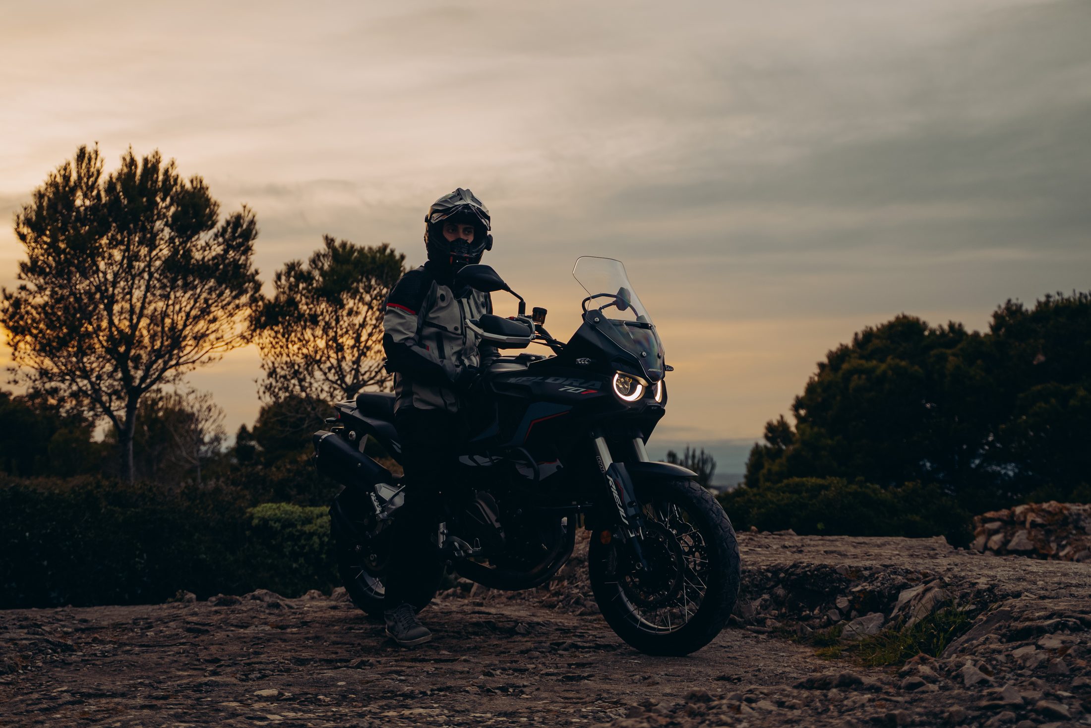 Jordi al atardecer con la moto, comunidad de Shorycoi